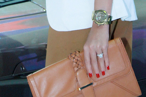 Chiếc nhẫn được làm từ bạch kim gắn kim cương lớn, lộng lẫy trên ngón tay áp út của người đẹp. Chiếc nhẫn được làm từ bạch kim gắn kim cương lớn, lộng lẫy trên ngón tay áp út của người đẹp.