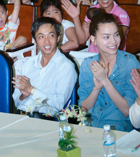 Cũng là một cặp đôi 'không kết hôn' của showbiz, tình yêu của Hồ Ngọc Hà - Cường Đô la cũng tốn khá nhiều giấy bút của báo chí trong năm vừa qua. Cũng là một cặp đôi 'không kết hôn' của showbiz, tình yêu của Hồ Ngọc Hà - Cường Đô la cũng tốn khá nhiều giấy bút của báo chí trong năm vừa qua.