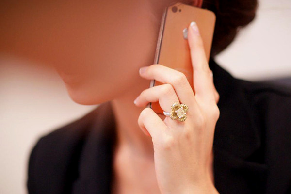 Có thông tin cho rằng, chiếc nhẫn này được đích thân bạn trai Jennifer thiết kế. Chiếc nhẫn được làm bằng vàng và bạch kim. Cả hai gam màu này đều rất hợp với bản mệnh của Jennifer Phạm. (Jennifer Phạm sinh năm 1985 và mang mệnh Kim). Có thông tin cho rằng, chiếc nhẫn này được đích thân bạn trai Jennifer thiết kế. Chiếc nhẫn được làm bằng vàng và bạch kim. Cả hai gam màu này đều rất hợp với bản mệnh của Jennifer Phạm. (Jennifer Phạm sinh năm 1985 và mang mệnh Kim).