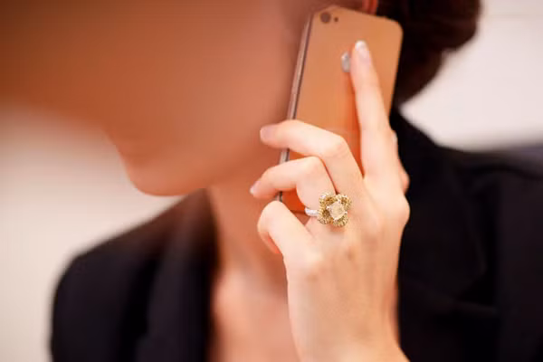 Có thông tin cho rằng, chiếc nhẫn này được đích thân bạn trai Jennifer thiết kế. Chiếc nhẫn được làm bằng vàng và bạch kim. Cả hai gam màu này đều rất hợp với bản mệnh của Jennifer Phạm. (Jennifer Phạm sinh năm 1985 và mang mệnh Kim).
