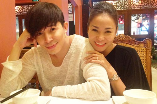 Trong một bữa tối với Nathan Lee, Thu Minh đã để 'lộ' chiếc nhẫn đính hôn trị giá hơn 6 tỷ của mình.. Trong một bữa tối với Nathan Lee, Thu Minh đã để 'lộ' chiếc nhẫn đính hôn trị giá hơn 6 tỷ của mình..