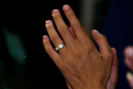 Còn chiếc nhẫn của 'đại gia phố núi' khác chữ H.N.H (chữ viết tắt của Hồ Ngọc Hà) Còn chiếc nhẫn của 'đại gia phố núi' khác chữ H.N.H (chữ viết tắt của Hồ Ngọc Hà)