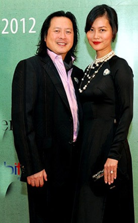 Mỗi chiếc nhẫn của nhãn hiệu danh tiếng này không có giá dưới vài ngàn USD. Mỗi chiếc nhẫn của nhãn hiệu danh tiếng này không có giá dưới vài ngàn USD.