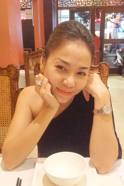.. cùng một chiếc nhẫn kim cương khác cũng lộng lẫy và 'đắt đỏ' không kém