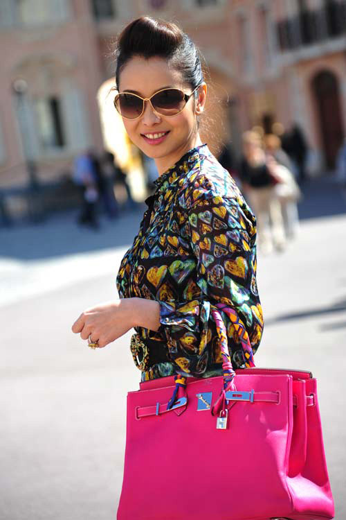 Từ khoảng cuối tháng 3, người ta đã thấy ngón áp út của Jennifer đep một chiếc nhẫn kim cương tuyệt đẹp, và đó chính là chiếc nhẫn đính hôn của cô cùng đại gia Đức Hải. Từ khoảng cuối tháng 3, người ta đã thấy ngón áp út của Jennifer đep một chiếc nhẫn kim cương tuyệt đẹp, và đó chính là chiếc nhẫn đính hôn của cô cùng đại gia Đức Hải.