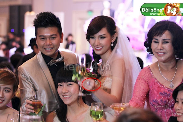 Chiếc nhẫn đính hôn 'tiền tỷ' của MC Quỳnh Chi Chiếc nhẫn đính hôn 'tiền tỷ' của MC Quỳnh Chi