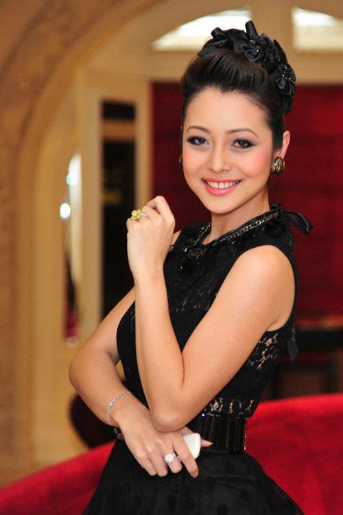 Chiếc nhẫn cưới có hình bông hoa, ở giữa là mặt đá khắc chữ H - chữ cái đầu tiên trong tên của chú rể. Được biết, chiếc nhẫn cưới mà Nguyễn Đức Hải mang lại khắc tên của Jennifer Phạm. Chiếc nhẫn cưới có hình bông hoa, ở giữa là mặt đá khắc chữ H - chữ cái đầu tiên trong tên của chú rể. Được biết, chiếc nhẫn cưới mà Nguyễn Đức Hải mang lại khắc tên của Jennifer Phạm.