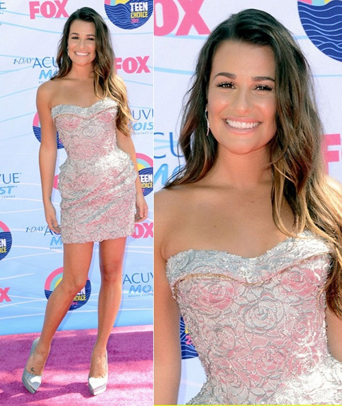 Lea Michele yêu kiều trong bộ đầm bó sát và thiết kế hoa văn nổi của Versace tại lễ trao giải Teen Choice Awards. Lea Michele yêu kiều trong bộ đầm bó sát và thiết kế hoa văn nổi của Versace tại lễ trao giải Teen Choice Awards.