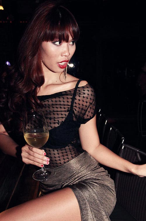 Mới đây cô gây nóng một sự kiện bằng chiếc áo siêu xuyên thấu Mới đây cô gây nóng một sự kiện bằng chiếc áo siêu xuyên thấu