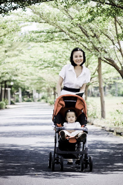 Dương Yến Ngọc giản dị nhưng vô cùng tươi trẻ bên con gái cách đây vài năm.