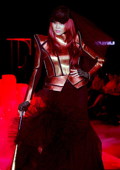 Kelly Bùi sử dụng chất liệu voan mỏng và kim loại mỏng để tạo nên bộ sưu tập.