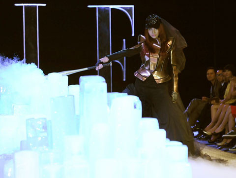 Thanh Hằng được nhà thiết kế Kelly Bùi mời diễn bộ áo nổi bật nhất trong sưu tập của cô.