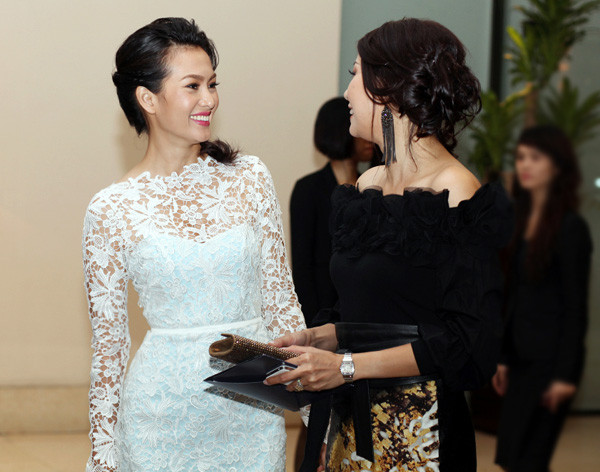 Đều đã là những bà mẹ, nên Anh Thư và Hà Kiều Anh có rất nhiều chuyện để chia sẻ. Cả hai rôm rả trò chuyện ở một góc. Gần đây, cả Anh Thư lẫn Hà Kiều Anh đều rất ít tham dự các sự kiện của làng giải trí. Ảnh: Duy Nhất Đều đã là những bà mẹ, nên Anh Thư và Hà Kiều Anh có rất nhiều chuyện để chia sẻ. Cả hai rôm rả trò chuyện ở một góc. Gần đây, cả Anh Thư lẫn Hà Kiều Anh đều rất ít tham dự các sự kiện của làng giải trí. Ảnh: Duy Nhất