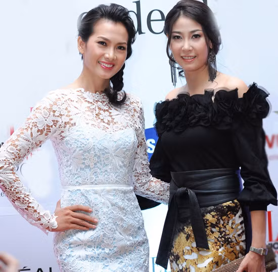 Anh Thư và Hà Kiều Anh thuộc hai thế hệ của làng thời trang Việt Nam. Hoa hậu Hà Kiều Anh thường diễn trong các chương trình 'Duyên dáng Việt Nam' thập niên 90, còn Anh Thư lại bắt đầu tỏa sáng vào những năm đầu 2000.