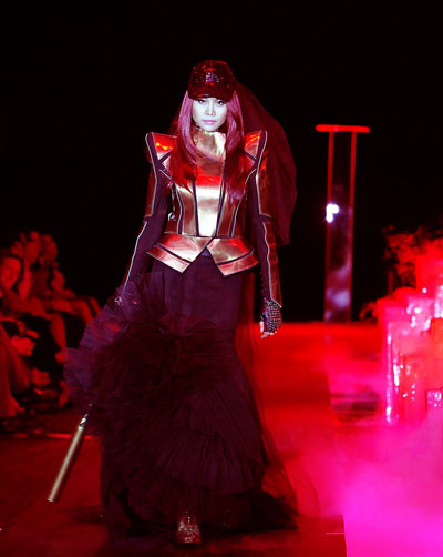 Cô xuất hiện cuối chương trình với hình ảnh của một cô dâu mang trong mình tính cách nổi loạn, bất cần.