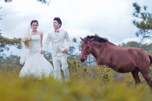 Cả hai từng “sóng gió” với nhiều vai diễn ở phim trường, nhưng ngoài đời họ là một đôi bạn thân, chuyển dần sang tình yêu với nhiều ước mơ đẹp của tương lai. Và ngày 26/9, họ sẽ chính thức ra mắt bà con hai họ bằng một tiệc cưới đình đám tại TP.HCM. Cả hai từng “sóng gió” với nhiều vai diễn ở phim trường, nhưng ngoài đời họ là một đôi bạn thân, chuyển dần sang tình yêu với nhiều ước mơ đẹp của tương lai. Và ngày 26/9, họ sẽ chính thức ra mắt bà con hai họ bằng một tiệc cưới đình đám tại TP.HCM.