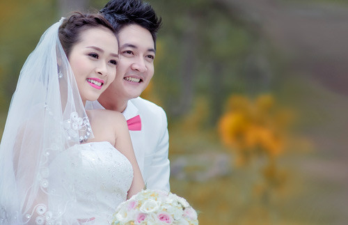 Trang phục cưới trắng tinh khôi, nụ cười tràn đầy hạnh phúc như tôn thêm nét đẹp thanh tú của cô dâu từng đoạt giải Miss Phụ nữ Thời đại, sánh cùng nét điển trai của anh chàng từng đình đám trong hàng loạt vai diễn trong các bộ phim như Siêu thị tình yêu, Sóng tình, Hương phù sa… Trang phục cưới trắng tinh khôi, nụ cười tràn đầy hạnh phúc như tôn thêm nét đẹp thanh tú của cô dâu từng đoạt giải Miss Phụ nữ Thời đại, sánh cùng nét điển trai của anh chàng từng đình đám trong hàng loạt vai diễn trong các bộ phim như Siêu thị tình yêu, Sóng tình, Hương phù sa…