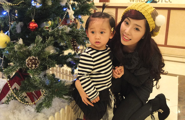 Nàng "Cá sấu chúa" rất thích trẻ con nên nhanh chóng bắt thân với bé Minh Thùy.