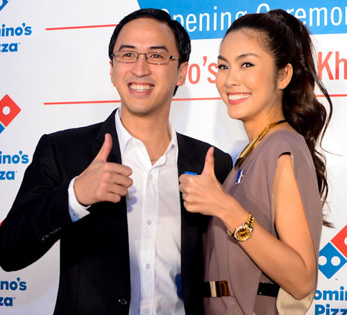 Nữ diễn viên xinh đẹp không chỉ thu hút sự chú ý của giới truyền thông sau đám cưới ồn ào, mà những vật dụng, món quà liên quan đến cô cũng nhận được sự quan tâm. Nữ diễn viên xinh đẹp không chỉ thu hút sự chú ý của giới truyền thông sau đám cưới ồn ào, mà những vật dụng, món quà liên quan đến cô cũng nhận được sự quan tâm.