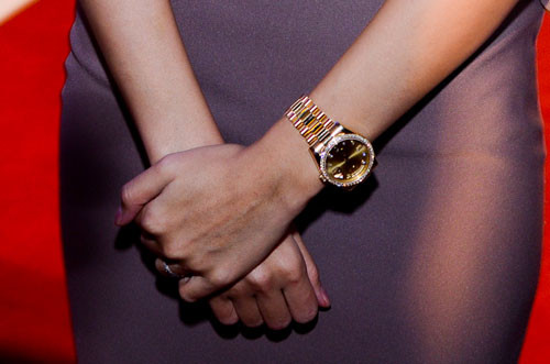 Ông Johnathan Hạnh Nguyễn tặng con dâu chiếc đồng hồ hàng hiệu với giá tiền gây choáng. Ông Johnathan Hạnh Nguyễn tặng con dâu chiếc đồng hồ hàng hiệu với giá tiền gây choáng.