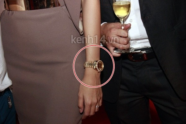 Cô gây chú ý với chiếc đồng hồ vàng lấp lánh Cô gây chú ý với chiếc đồng hồ vàng lấp lánh