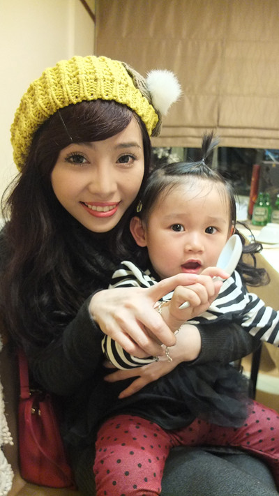 Bé Minh Thùy quấn quýt và không rời Quỳnh Nga nửa bước.