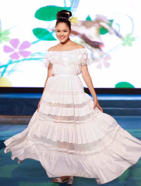 Cũng giống như tại Tuần thời trang Việt Nam thu đông hồi tháng 4, lần này, Hoàng Anh tiếp tục được yêu cầu catwalk kết hợp múa trình diễn. Những động tác nhún nhảy, quay người của chân dài 18 tuổi giúp khoe được vẻ đẹp của chiếc váy.