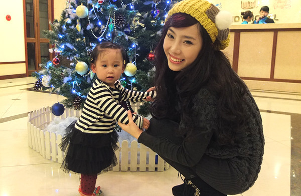 Vốn có mối quan hệ thân thiết với Minh Tiệp từ khi đóng phim "Lập trình cho trái tim", Quỳnh Nga đến chúc mừng cô công chúa đầu lòng của anh tròn 1 tuổi.