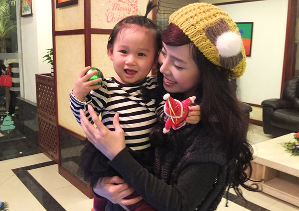 Hai cô cháu đã có những giây phút vui vẻ bên nhau trước khi bước vào bữa tiệc sinh nhật ấm cúng.