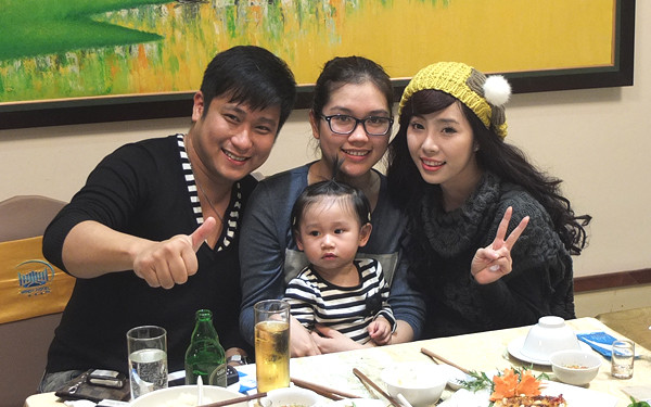 Vợ chồng Minh Tiệp không tổ chức sinh nhật 1 tuổi rầm rộ cho con gái mà chỉ mời một số bạn bè, đồng nghiệp đến ăn tiệc và trò chuyện.