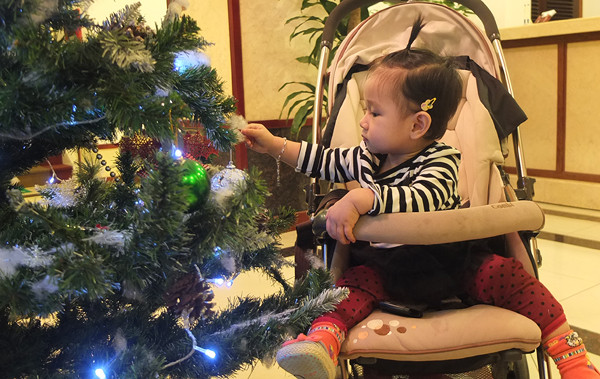 Mặc dù có nhiều nét giống bố nhưng bé Minh Thùy càng lớn càng điệu đà và nữ tính.