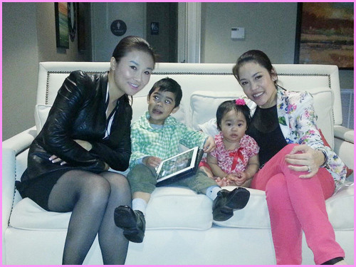 Thu Phương hạnh phúc bên các con và những người bạn trong sinh nhật đầu tiên của Hailey. Thu Phương hạnh phúc bên các con và những người bạn trong sinh nhật đầu tiên của Hailey.