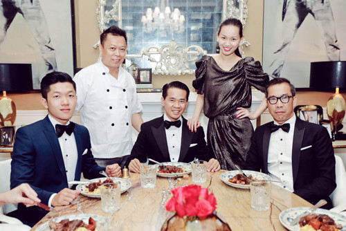 Nhà thiết kế Thái Công (bên trái Tống Diệu Hằng). Nhà thiết kế Thái Công (bên trái Tống Diệu Hằng).