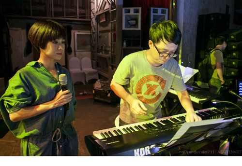 BTC khẳng định, trong năm 2013, mỗi chương trình In the Spotlight đều xuất hiện một ca sỹ trẻ tham gia biểu diễn bên cạnh các ca sỹ thành danh trong làng nhạc Việt. “Dĩ nhiên chúng tôi không giới hạn độ tuổi các bạn trẻ, miễn là phù hợp”, nhạc sỹ Hồng Kiên cho hay. BTC khẳng định, trong năm 2013, mỗi chương trình In the Spotlight đều xuất hiện một ca sỹ trẻ tham gia biểu diễn bên cạnh các ca sỹ thành danh trong làng nhạc Việt. “Dĩ nhiên chúng tôi không giới hạn độ tuổi các bạn trẻ, miễn là phù hợp”, nhạc sỹ Hồng Kiên cho hay.