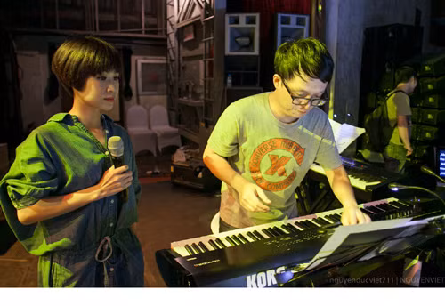 BTC khẳng định, trong năm 2013, mỗi chương trình In the Spotlight đều xuất hiện một ca sỹ trẻ tham gia biểu diễn bên cạnh các ca sỹ thành danh trong làng nhạc Việt. “Dĩ nhiên chúng tôi không giới hạn độ tuổi các bạn trẻ, miễn là phù hợp”, nhạc sỹ Hồng Kiên cho hay.