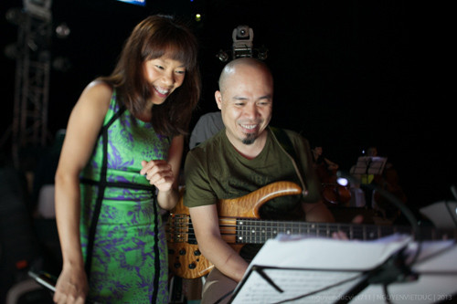 Phút thư giãn của Trần Thu Hà và nhạc sỹ Huy Tuấn. Phút thư giãn của Trần Thu Hà và nhạc sỹ Huy Tuấn.