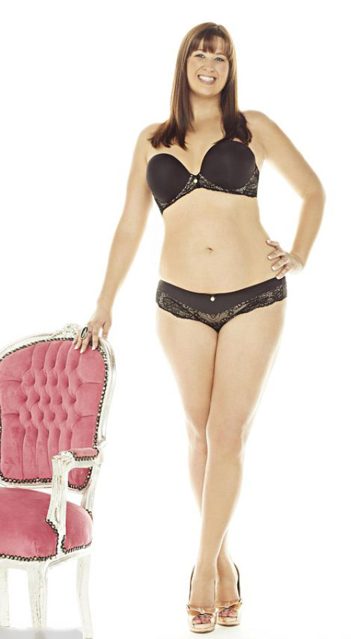 Màu đen luôn là sự lựa chọn đúng đắn của cô nàng mũm mĩm, kể cả trong phong cách nội y