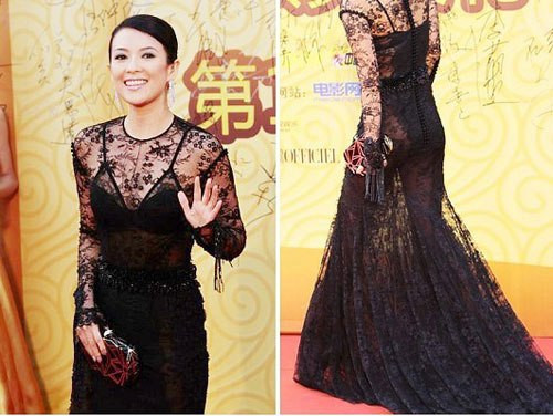 Chương Tử Di cũng đã từng gây sốc với bộ váy ren "khoe da thịt" này tại Liên hoan phim Venice. Chương Tử Di cũng đã từng gây sốc với bộ váy ren "khoe da thịt" này tại Liên hoan phim Venice.