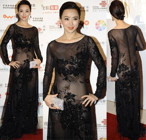 Dù đã ngoài 50 nhưng Ông Hồng vẫn "khoe thân" táo bạo như thế này. Dù đã ngoài 50 nhưng Ông Hồng vẫn "khoe thân" táo bạo như thế này.