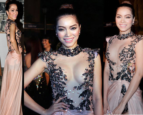 Cô thường xuyên xuất hiện cùng những khoảng hở táo bạo và cũng khá nhạy cảm như thế này. Cô thường xuyên xuất hiện cùng những khoảng hở táo bạo và cũng khá nhạy cảm như thế này.