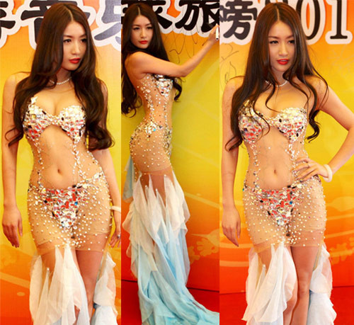 Người mẫu Tôn Kính Viên cũng khiến khán giả 'nhưng nhức mắt' với chiếc váy lấy từ cảm hứng nàng tiên cá thiếu tính thẩm mỹ này. Người mẫu Tôn Kính Viên cũng khiến khán giả 'nhưng nhức mắt' với chiếc váy lấy từ cảm hứng nàng tiên cá thiếu tính thẩm mỹ này.