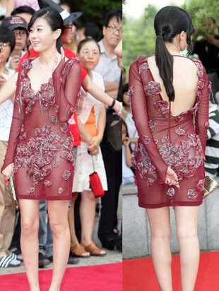 Jeon Se Hong khiến mọi người "phát hoảng" vì thời trang trong suốt. Jeon Se Hong khiến mọi người "phát hoảng" vì thời trang trong suốt.