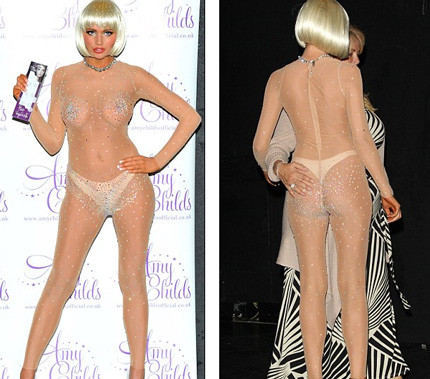 Amy Childs gây sửng sốt với trang phục màu da xuyên thấu, được gắn pha lê nhỏ xíu. Amy Childs gây sửng sốt với trang phục màu da xuyên thấu, được gắn pha lê nhỏ xíu.