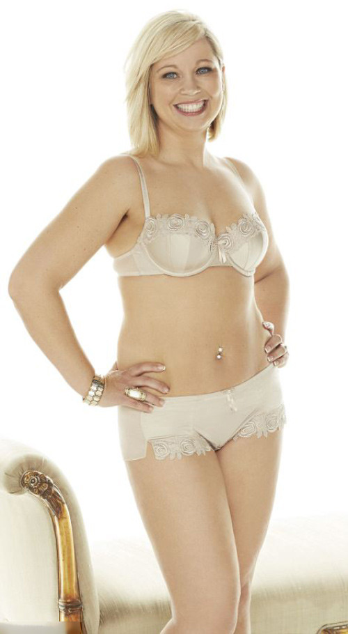 Mặc đồ rộng thùng thình sẽ không giúp bạn che đi những ngấn mỡ trên cơ thể