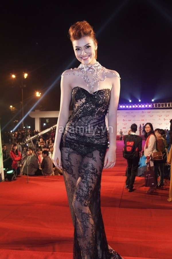 Tại lễ khai mạc Liên hoan phim Quốc tế Hà Nội diễn ra ngày 25 vừa qua, chân dài Hồng Quế xuất hiện cùng một chiếc váy ren nhìn như trong suốt, hở nhiều phần da thịt. Tại lễ khai mạc Liên hoan phim Quốc tế Hà Nội diễn ra ngày 25 vừa qua, chân dài Hồng Quế xuất hiện cùng một chiếc váy ren nhìn như trong suốt, hở nhiều phần da thịt.