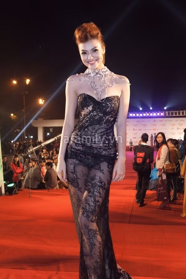 Tại lễ khai mạc Liên hoan phim Quốc tế Hà Nội diễn ra ngày 25 vừa qua, chân dài Hồng Quế xuất hiện cùng một chiếc váy ren nhìn như trong suốt, hở nhiều phần da thịt.