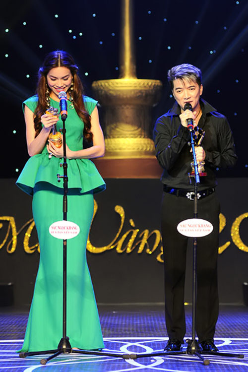 2. Hà Hồ lộng lẫy và thanh lịch nhờ mẫu đầm peplum ấn tượng