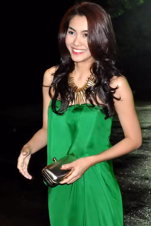 1. Đầm quây vạt túm của Tăng Thanh Hà mang lại nét vừa dịu dàng, vừa tinh nghịch cho người đẹp