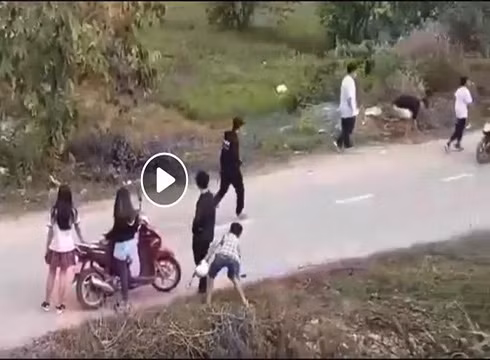 Một cảnh trong đoạn video clip dài chưa đến 1 phút được lan truyền trên mạng xã hội (ảnh: PLO) Một cảnh trong đoạn video clip dài chưa đến 1 phút được lan truyền trên mạng xã hội (ảnh: PLO)