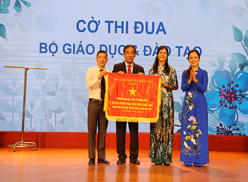Trường Đại học Quốc tế Hồng Bàng nhận cờ thi đua đơn vị xuất sắc của Bộ giáo dục và Đào tạo (ảnh: HIU)